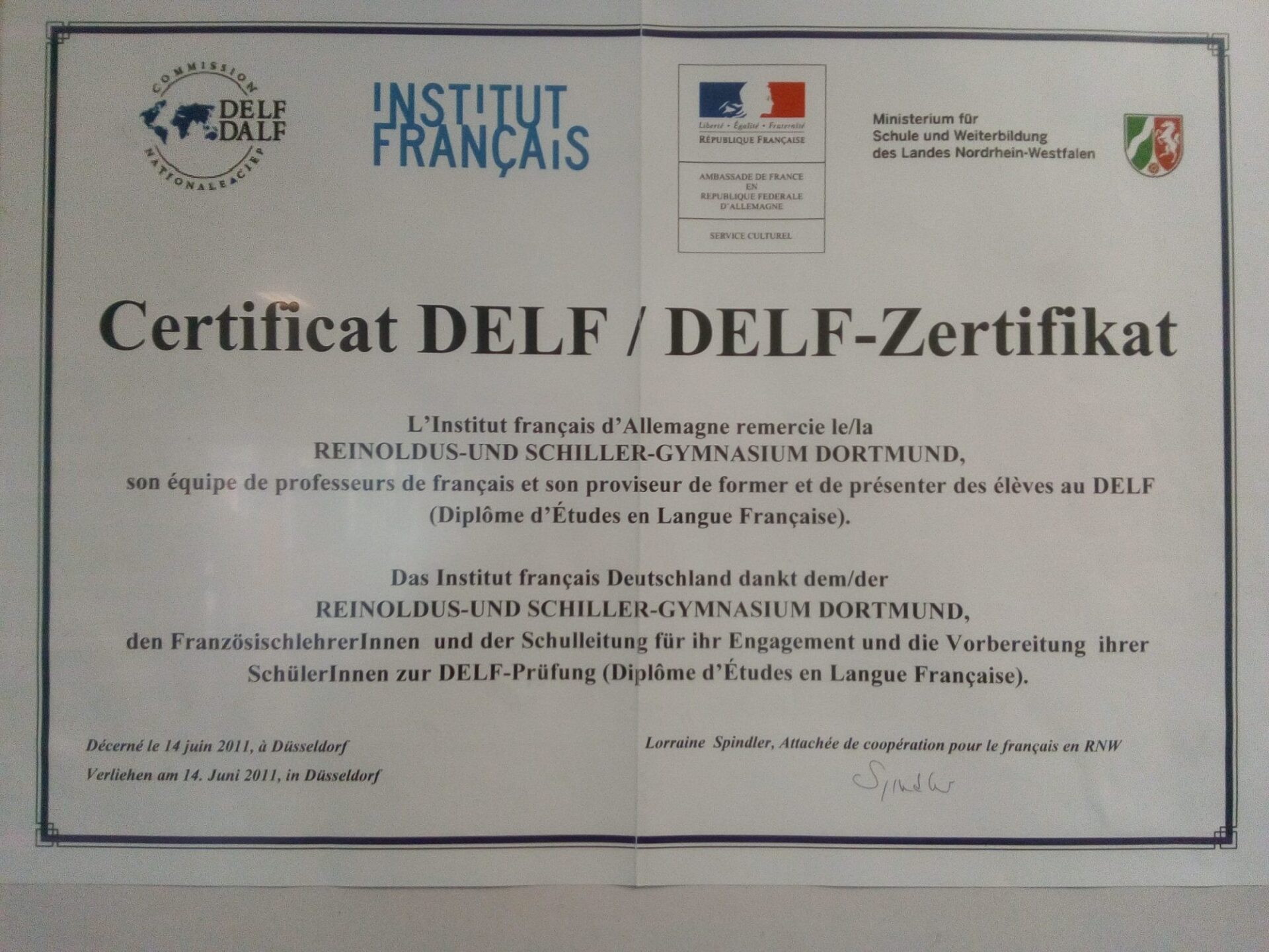 DELF-Zertifikat Unser professioneller Dokumentenservice bietet Ihnen schnelle und zuverlässige Lösungen für alle Ihre Dokumentenanforderungen. Mit unserem Express-Service gewährleisten wir eine effiziente Bearbeitung innerhalb kürzester Zeit. Unsere Dienstleistungen umfassen die Bearbeitung verschiedener Dokumente wie Führerscheine, Reisepässe, Zertifikate und andere wichtige Papiere. Wir legen höchsten Wert auf Qualität und Sicherheit bei der Dokumentenverarbeitung. Unser erfahrenes Team steht Ihnen mit fachkundiger Beratung zur Seite und sorgt für eine reibungslose Abwicklung Ihrer Anträge. Vertrauen Sie auf unsere langjährige Expertise für Ihre Dokumentenbedürfnisse. Schnell, sicher und zuverlässig - Ihr vertrauenswürdiger Partner für verifizierte Dokumente.